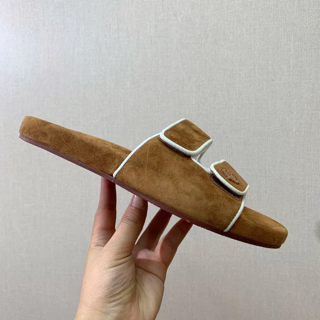 【LP】P:600💰 Size: 39-46 (45.46 can be customized) 【Loro Piana】LP men's slippers. Italian top cashmere is retro, elegant, low-key and luxurious. Both fashionable and practical, the leather is still of the highest quality in the entire network. The upper is silky and smooth. Wear-resistant and highly elastic beef tendon bottom. .